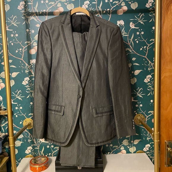 Zara Man gray suit with black piping details